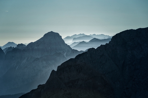 Wunderschöner Ausblick in die Alpenwelt Kaerntens, auf dem Gipfel des Gartnerkofel im Nassfeld