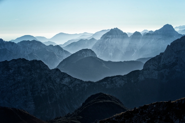 Wunderschöner Ausblick in die Alpenwelt Kaerntens, auf dem Gipfel des Gartnerkofel im Nassfeld